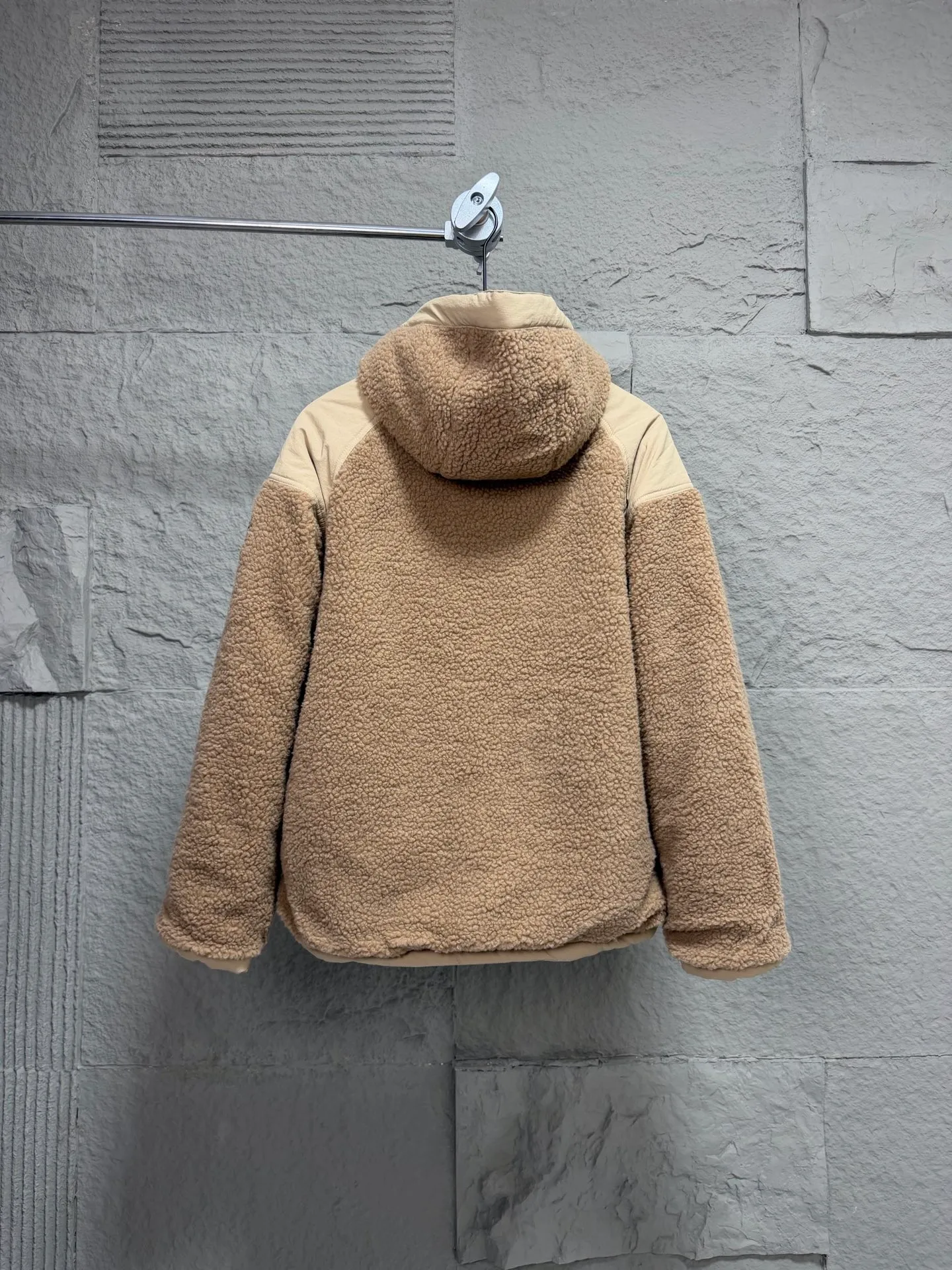 𝐂𝐀𝐍𝐀𝐃𝐀 𝐆𝐎𝐎𝐒𝐄/Canada Goose Reversible Lamb Wool Hooded Jacket ▫️Wear it twice, unlocking two styles, taking into account both texture and practical wear. ▫️One side is made of fluffy lambswool fabric, which has a full and soft texture, is skin-friendly, locks in warmth, has a dense velvet feel and is not easy to shed; ▫️The other side is made of anti-wrinkle nylon woven fabric, which has a fine texture, is lightweight and wind-resistant, and is easy to take care of daily. ▫️Classic raglan cut, loose and not bulky, suitable for many body shapes; hooded design, windproof and neck protection, more secure for autumn and winter travel. ▫️Metal zippers and snap pockets, neat and precise routing, exquisite details, and practical storage. ▫️Low-key logo, simple and high-end, unobtrusive brand texture. COLOUR: Black Gray Khaki color SIZE: S M L XL XXL